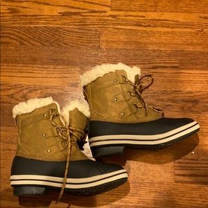 Size 7 snow boots